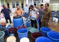 Pj Bupati Aceh Besar, Muhammad Iswanto meninjau penyaluran air bersih dari PDAM Tirta Mountala Aceh Besar di Gampong Lamcok, Kecamatan Lhoknga, Kamis (16/5). (Foto: Prokopim Setda Aceh Besar)