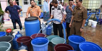 Pj Bupati Aceh Besar, Muhammad Iswanto meninjau penyaluran air bersih dari PDAM Tirta Mountala Aceh Besar di Gampong Lamcok, Kecamatan Lhoknga, Kamis (16/5). (Foto: Prokopim Setda Aceh Besar)