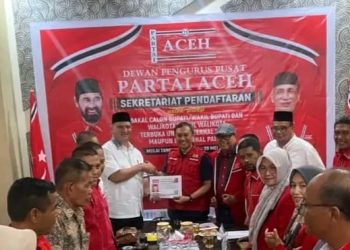 Brigjen Pol Armia Fahmi yang menjabat Wakapolda Aceh menerima KTA setelah resmi menjadi kader Partai Aceh, Kamis (15/5/2024). (Foto: For Infoaceh.net)