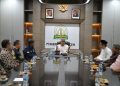 Pj Gubernur Aceh Bustami Hamzah menerima silaturrahmi Tim SKK Migas Perwakilan Sumbagut bersama Kontraktor Kontrak Kerja Sama (KKKS) Wilayah Aceh di Pendopo Gubernur Aceh, Jum'at (17/5/2024). (Foto: For Infoaceh.net)