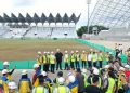 Menpora Dito Ariotedjo didampingi Pj Gubernur Aceh Bustami Hamzah meninjau progres pengerjaan venue PON XXI di komplek Olahraga Stadion Harapan Bangsa Lhoong Raya Banda Aceh, Sabtu sore (18/5). (Foto: For Infoaceh.net)