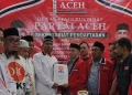 Ketua DPW PKS Makhyaruddin Yusuf resmi menyerahkan surat dukungan pencalonan Mualem sebagai Cagub Aceh yang diusung dalam Pilkada 2024 yang diterima Sekjen DPP PA Kamaruddin Abubakar atau Abu Razak, Ahad (19/5/2024). (Foto: Dok. Info Aceh)