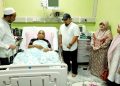 Pj Bupati Aceh Besar Muhammad Iswanto saat membezuk Waled Husaini atau Tgk Husaini A Wahab saat sedang dirawat beberapa hari lalu di RSUDZA Banda Aceh. (Foto: Prokopim Setdakab Aceh Besar)