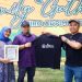 Plh Kepala Biro Adpim Setda Aceh Gade Ridwan menyerahkan piagam penghargaan kepada Muhammad Iswanto yang baru saja menjabat Kepala DPMPTSP Aceh pada acara Family Gathering di Taman Tepi Laut Lhoknga, Aceh Besar, Ahad (26/5/2024). (Foto: Biro Adpim Setda Aceh)