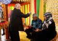 Pj Gubernur Aceh Bustami Hamzah bersama Wali Nanggroe Aceh Malik Mahmud Al Haytar dan tokoh Aceh lintas sektor yang tergabung dalam organisasi Aceh Meupakat-Meuseuraya menghadiri Halal Bihalal dan Silaturahmi yang digelar di Rumoh Aceh milik Sulaiman Abda, di kawasan Tibang,, Banda Aceh Rabu (1/5)
