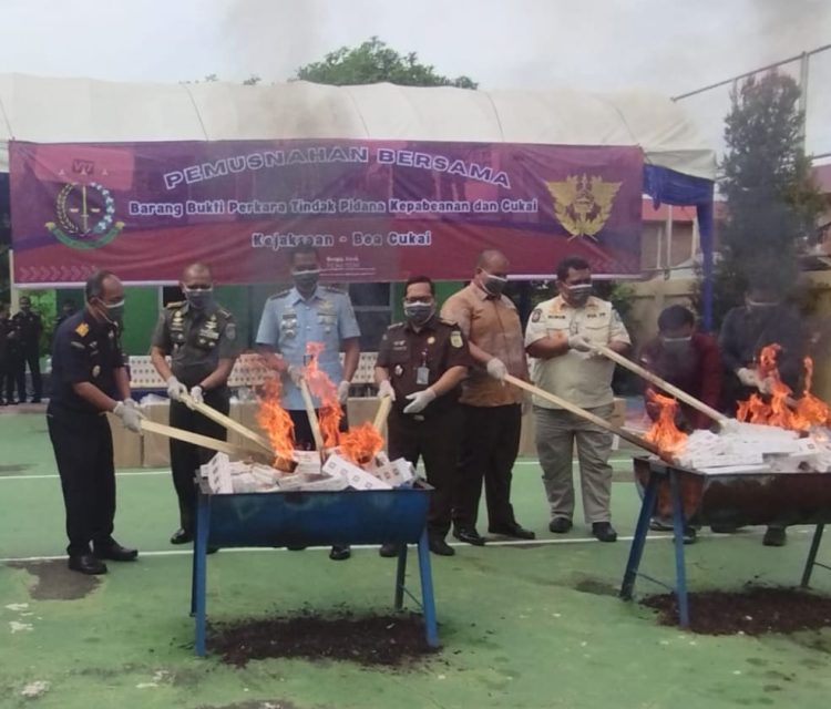 Kakanwil Ditjen Bea Cukai Aceh Safuadi memimpin pemusnahan rokok ilegal secara simbolis di halaman belakang Kantor Bea Cukai Aceh di Banda Aceh, Kamis (2/5/2024)