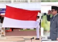 Pj Sekda Aceh Azwardi Abdullah bertindak memimpin upacara peringatan Hari Pendidikan Nasional (Hardiknas) Tahun 2024, yang diikuti kepala SKPA/Biro serta pelajar, di halaman Kantor Gubernur Aceh, Kamis (2/5/2024)