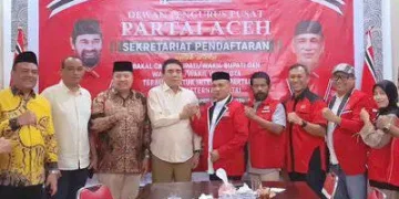 Ketua DPD I Partai Golkar Aceh TM Nurlif saat mendaftarkan diri sebagai Calon Wakil Gubernur (Cawagub) pendamping Muzakir Manaf atau Mualem melalui Partai Aceh, Jum'at (3/5)