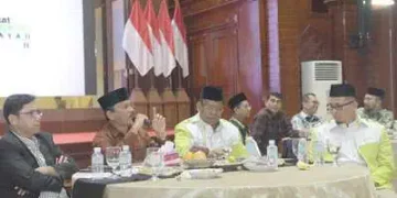 Asisten II Sekda Aceh Mawardi didampingi Ketua MES Aceh Aminullah Usman memberikan sambutan sekaligus narasumber Talkshow Masyarakat Ekonomi Syariah Aceh di Anjong Mon Mata Mata Banda Aceh, Sabtu (4/5/2024)