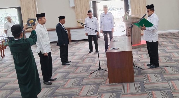 Kakanwil Kemenag Aceh Azhari melantik Amirullah dan Saifullah sebagai Kepala dan Kasubbag TU Kemenag Aceh Jaya di aula kanwil, Selasa, 7 Mei 2024. (Foto: Dok. Humas Kemenag Aceh)