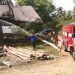 Petugas Damkar BPBD Aceh Besar memadamkan api yang membakar satu unit dapur batu bata di Desa Lam Ujong, Baitussalam, Aceh Besar, Selasa (7/5/2024). (Foto: Dok. Damkar BPBD Aceh Besar)
