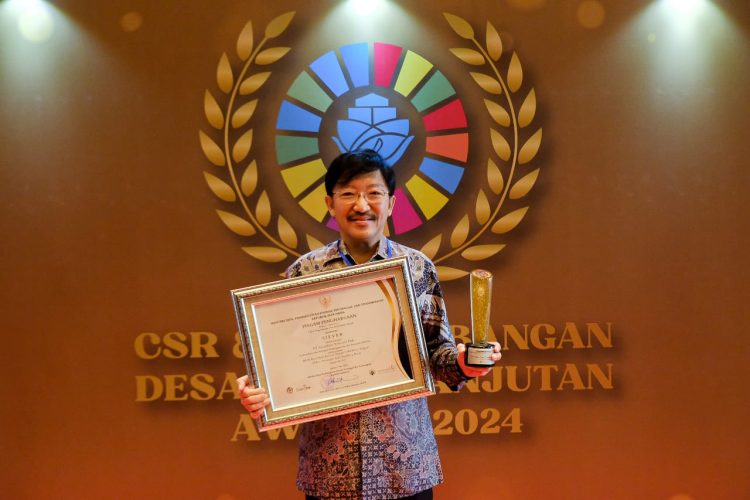 Marco Sumampouw, Direktur Smartfren saat menerima penghargaan kategori silver dalam Corporate Social Responsibility & Pengembangan Desa Berkelanjutan Awards 2024 di Jakarta, (7/5)
