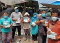 BFLF Indonesia membagikan lebih dari seratus perlengkapan kebersihan (Hygiene Kit) kepada petugas kebersihan di TPA Gampong Jawa Banda Aceh, Ahad (12/5). (Foto: For Infoaceh.net)