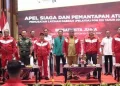 Pj Gubernut Aceh Bustami Hamzah bersama Wali Nanggroe Malik Mahmud pada Apel Siaga dan Pemantapan PELATDA PON XXI 2024 di Anjong Mon Mata, Pendopo Gubernur Aceh, Senin (13/5/2024). (Foto: Dok. Biro Adpim Setda Aceh)