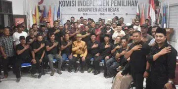 KIP Aceh Besar menerima penyerahan dokumen syarat dukungan pasangan calon bupati Aceh Besar jalur independen Muharram Idris – Syukri A Jalil dikantor KIP Aceh Besar, Ahad malam (12/5/2024), pukul 23.03 WIB. (Foto: Dok. KIP Aceh Besar)