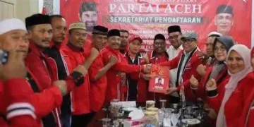 Ketua DPW Partai Aceh Kabupaten Pidie Sarjani Abdullah saat mendaftar calon bupati Pidie di kantor DPP Partai Aceh di kawasan Batoh Banda Aceh, Senin (13/5). (Foto: Dok. Info Aceh)