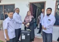 Kemenag Aceh Besar mendistribusikan koper, buku panduan manasik haji dan umrah, alat pelindung diri, panduan khusus lansia dan kumpulan zikir dan doa untuk para jamaah haji asal Aceh Besar, Selasa (14/5). (Foto: Dok. Kemenag Aceh Besar)