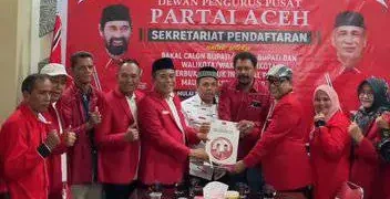Said Mulyadi dan Saiful Anwar saat mendaftar sebagai Pasangan Calon Bupati/Wakil Bupati Pidie Jaya di kantor DPP Partai Aceh, Rabu (15/5). (Foto: For Infoaceh.net)