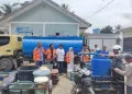 Comrel Coordinator SBA, Dewi Hawati bersama tim dan Sekretaris Desa Aneuk Paya, Zulkarni menyuplai air bersih kepada warga Gampong Aneuk Paya, Kecamatan Lhoknga, Aceh Besar, Kamis, 16 Mei 2024. (Foto: For Infoaceh.net)