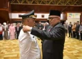 Pj Gubernur Aceh Bustami Hamzah melantik Azhari sebagai Pj Wali Kota Subulussalam di Anjong Mon Mata, Banda Aceh, Kamis sore (16/5). (Foto: Biro Adpim Setda Aceh)