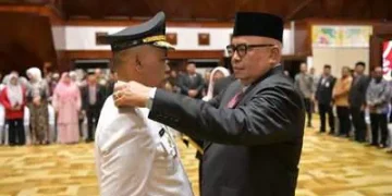 Pj Gubernur Aceh Bustami Hamzah melantik Azhari sebagai Pj Wali Kota Subulussalam di Anjong Mon Mata, Banda Aceh, Kamis sore (16/5). (Foto: Biro Adpim Setda Aceh)
