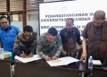 Plh Kepala Biro Administrasi Pimpinan Setda Aceh, M Gade menandatanganan MoU kerja sama mahasiswa magang dengan Universitas Iskandar Muda Banda Aceh, Kamis (16/5). (Foto: Biro Adpim Setda Aceh)