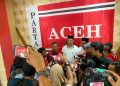 Jubir Partai Aceh Nurzahri mendampingi Brigjen Pol Armia Fahmi saat mendaftar ke DPP Partai Aceh (PA) sebagai bakal calon Bupati Aceh Tamiang, Kamis (16/5). (Foto: For Infoaceh.net)