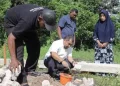 Pj Bupati Aceh Besar Muhammad Iswanto melakukan peletakan batu pertama pembangunan rumah Aminah, yang berdomisili di Gampong Bukit Meusara, Kecamatan Kota Jantho, Jum'at (17/5/2024). (Foto: For Infoaceh.net)