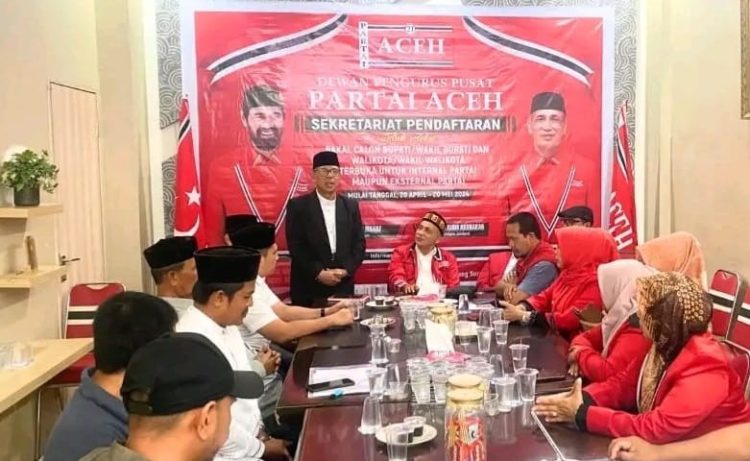 Dr Tgk HA Mufakhir Muhammad MA, salah satu putra dari Almarhum Tgk H Muhammad Arief (Mantan Gubernur GAM Pidie) mendaftar sebagai bakal calon wakil gubernur Aceh pendamping Mualem di Kantor DPP Partai Aceh, Senin (20/5). (Foto For Infoaceh.net)