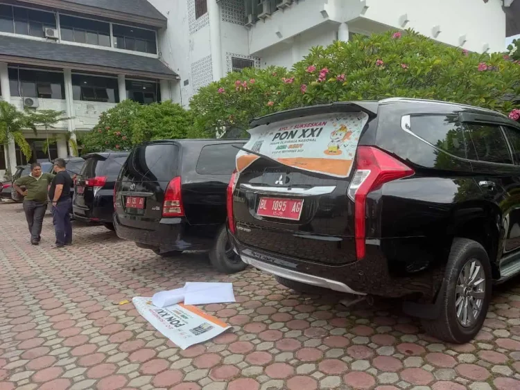 Semua mobil dinas milik Pemerintah Aceh mulai ditempel stiker kampanye sukseskan PON ke-21 Aceh-Sumut 2024 di kaca bagian belakang mobil. (Foto: For Infoaceh.net)