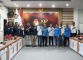 Pengurus PWI Aceh foto bersama dengan Komisioner dan para Kabag-Kasubbag Sekretariat KIP Aceh, Selasa, 28 Mei 2024. (Foto: PWI Aceh)
