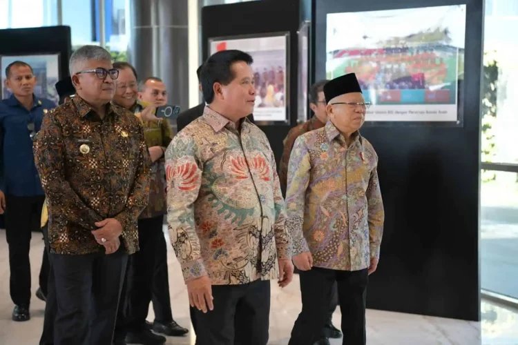 Dirut BSI Hery Gunardi mendampingi Wapres Ma'ruf Amin meninjau Gedung Landmark BSI Aceh, Kamis (30/5). (Foto: Dok. Info Aceh)