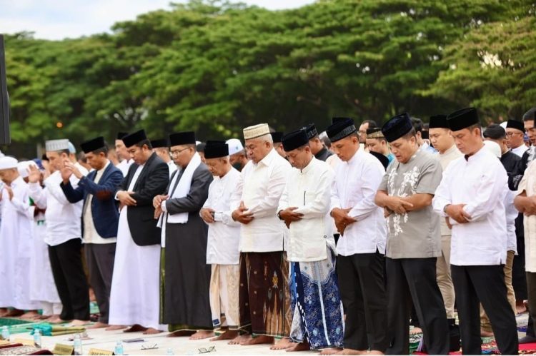 Pj Gubernur Aceh Bustami Hamzah bersama DPRA Zulfadli melaksanakan shalat Idul Adha 1445 Hijriah di Lapangan Blang Padang, Kota Banda Aceh, pada Senin pagi (17/6/2024). (Foto: For Infoaceh.net)