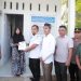 Pj Bupati Aceh Besar Muhammad Iswanto menyerahkan sertifikat rumah kepada Nurhayati salah satu penerima bantuan rumah layak huni bantuan dari Islamic Relief Indonesia dan Baitul Mal Aceh Besar di Gampong Lamteh Kecamatan Peukan Badan, Rabu (26/6). FOTO/MC ACEH BESAR