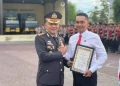 Kapolresta Banda Aceh Kombes Pol Fahmi Irwan Ramli menyerahkan penghargaan untuk personel Satresnarkoba, Sabtu (1/6/2024). (Foto: Dok. Polresta Banda Aceh)