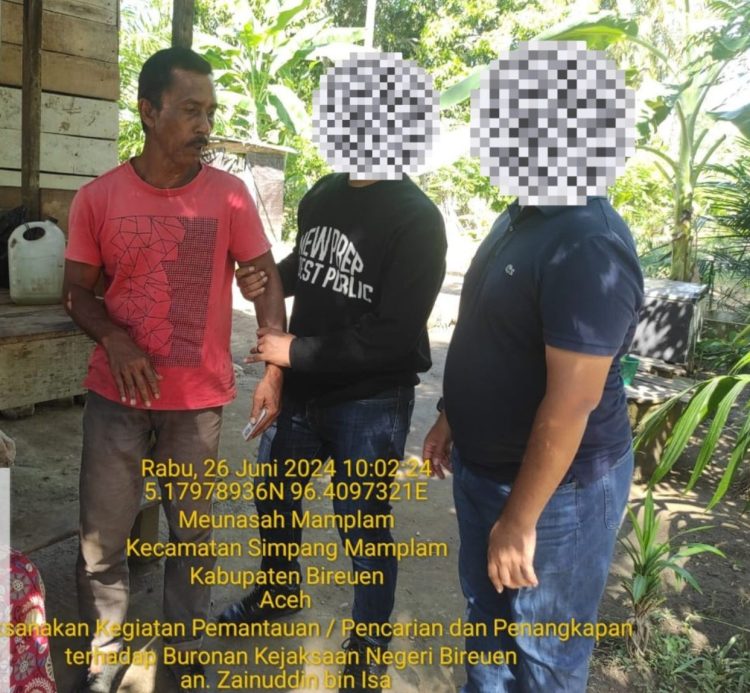 Tim Tabur Kejati Aceh pada Rabu (26/6) mengamankan DPO asal Kejari Bireuen dengan identitas Zainuddin Bin Isa (53), warga Kecamatan Simpang Mamplam, Bireuen dalam perkara pencurian batu gajah. (Foto: Dok. Penkum Kejati Aceh)