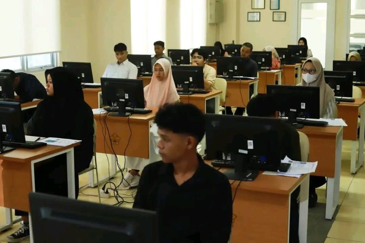 Sebanyak 2.347 peserta Seleksi Mandiri Masuk Perguruan Tinggi Negeri Wilayah Barat (SMMPTN) Barat atau Jalur Mandiri 2024 mengikuti ujian di Universitas Syiah Kuala Banda Aceh, Kamis (27/6). Foto: Istimewa