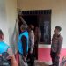 Wakapolda Aceh Brigjen Pol Armia Fahmi bersama PLN Aceh membantu pemasangan listrik gratis kepada salah seorang warga kurang mampu di Desa Tupah, Kecamatan Karang Baru, Aceh Tamiang, Kamis (27/6). Foto: Istimewa