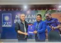 Aminullah Usman menerima SK penetapan calon wali kota dan wakil wali kota Banda Aceh dari Ketum DPP PAN Zulkifli Hasan. Foto: Istimewa
