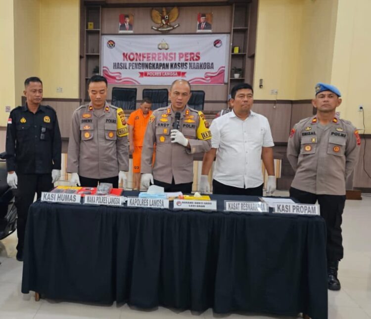 Kapolres Langsa AKBP Andy Rahmansyah, Rabu (17/7) memberi keterangan pengungkapan jaringan narkotika dengan menyita 1 kg lebih sabu. (Foto: Dok. Polres Langsa)