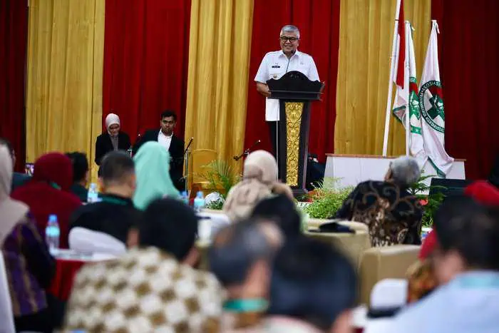 Pj Gubernur Aceh Bustami Hamzah membuka Rapat Kerja Nasional Asosiasi Rumah Sakit Daerah Seluruh Indonesia (ARSADA), Rabu (24/7) di Gedung Amel convention Hall. (Foto: Biro Adpim Setda Aceh)