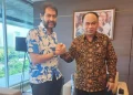 Ketum Projo Budi Arie Setiadi saat bertemu Ketua Umu Partai Aceh Muzakir Manaf alias Mualem. (Dok. Partai Aceh)