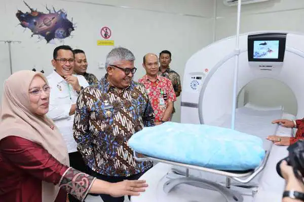Pj Gubernur Aceh Bustami Hamzah meresmikan ayanan CT-Scan pada Rumah Sakit Ibu dan Anak, Kamis (4/7/2024). Foto: Istimewa
