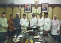 Ketua MPU Aceh Tgk H Faisal Ali menyerahkan Taushiyah MPU Aceh No. 5 Tahun 2024 tentang pelaksanaan PON XXI Aceh-Sumut kepada Pj Gubernur Aceh Bustami Hamzah di ruang kerjanya, Jum'at (5/7/2024). (Foto: For Infoaceh.net)