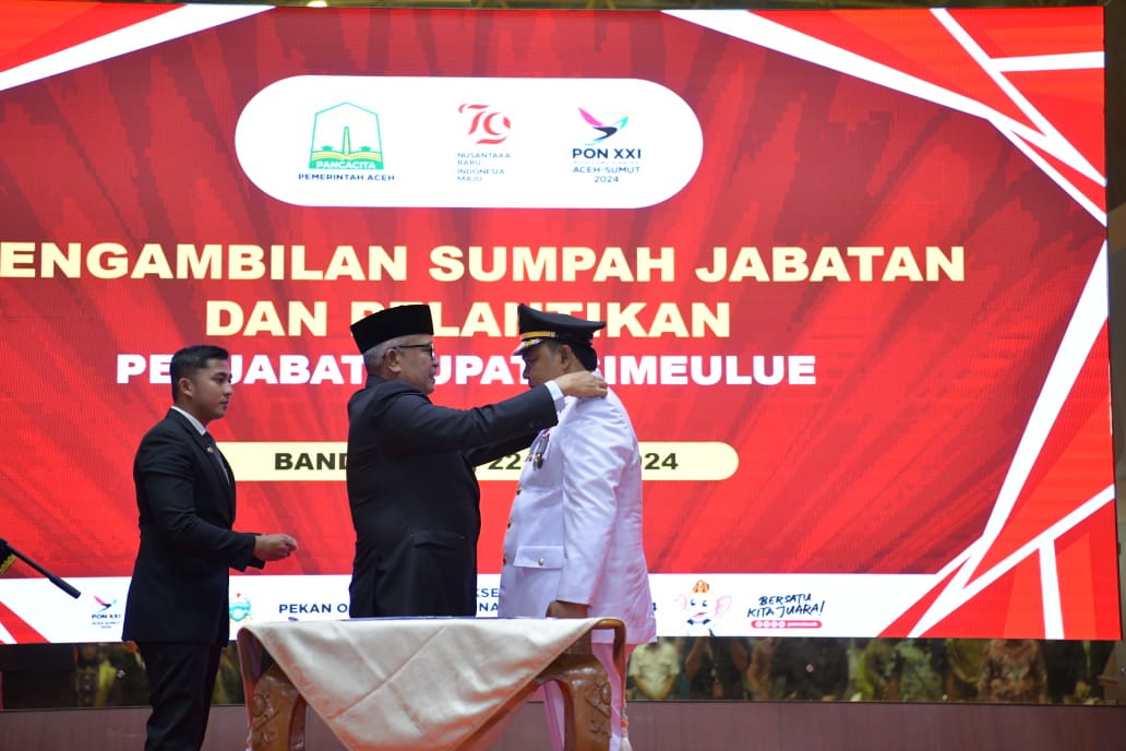 Pj Gubernur Aceh Bustami Hamzah memimpin pengambilan sumpah jabatan dan pelantikan Teuku Reza Fahlevi SE MM sebagai Pj Bupati Simeulue, di Anjong Mon Mata, Pendopo Gubernur Aceh, Senin (22/7/2024). (Foto: For Infoaceh.net)