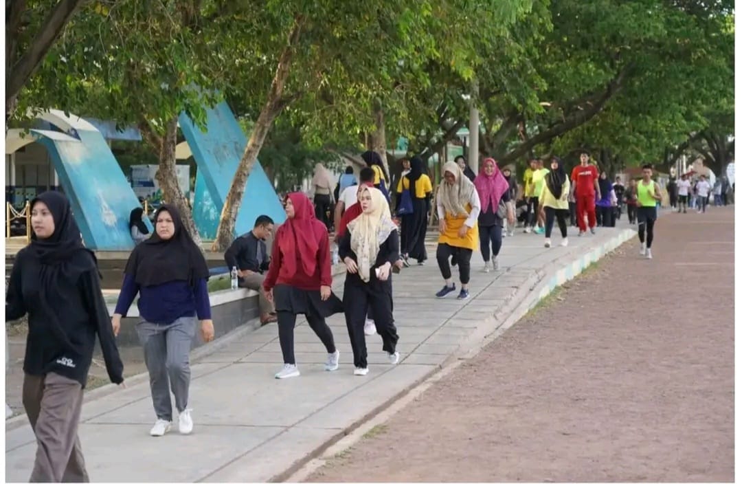 Aktivitas warga yang berolahraga di Lapangan Blang Padang Kota Banda Aceh. Foto: Istimewa