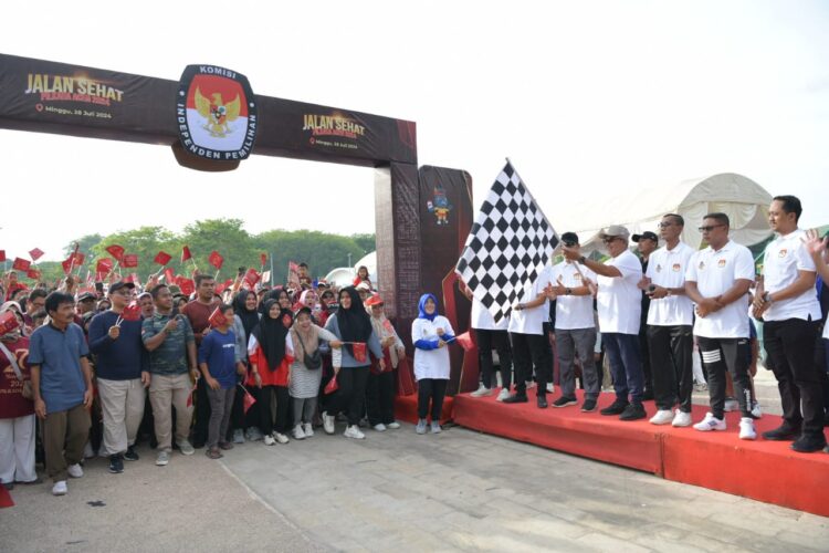 Pj Gubernur Aceh Bustami Hamzah melepas peserta Jalan Sehat Pilkada Aceh 2024 di Taman Sulthanah Safiatuddin, Banda Aceh, Ahad (28/7/2024). (Foto: For Infoaceh.net)
