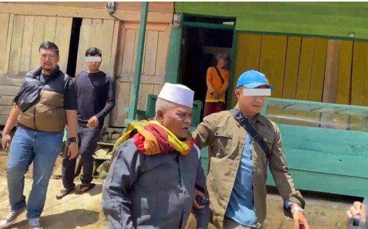 Tim Tabur Kejati Aceh Selasa (30/7) mengamankan DPO Jemelah Aman Safi'i (78) yang merupakan mantan Kepala Kampung Arul Badak Kecamatan Pegasing, Aceh Tengah dalam perkara korupsi pembangunan rumah bantuan korban konflik. (Foto: For Infoaceh.net)