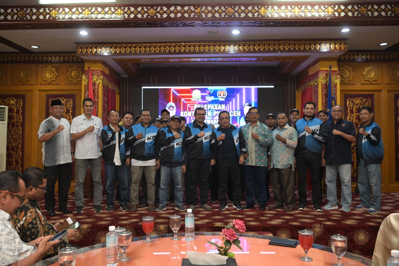 Pj Sekda Aceh Azwardi Abdullah melepas kontingen PWI Aceh yang akan mengikuti PORWANAS XIV di Kalimantan Selatan, Rabu malam (14/8). (Foto: Istimewa)