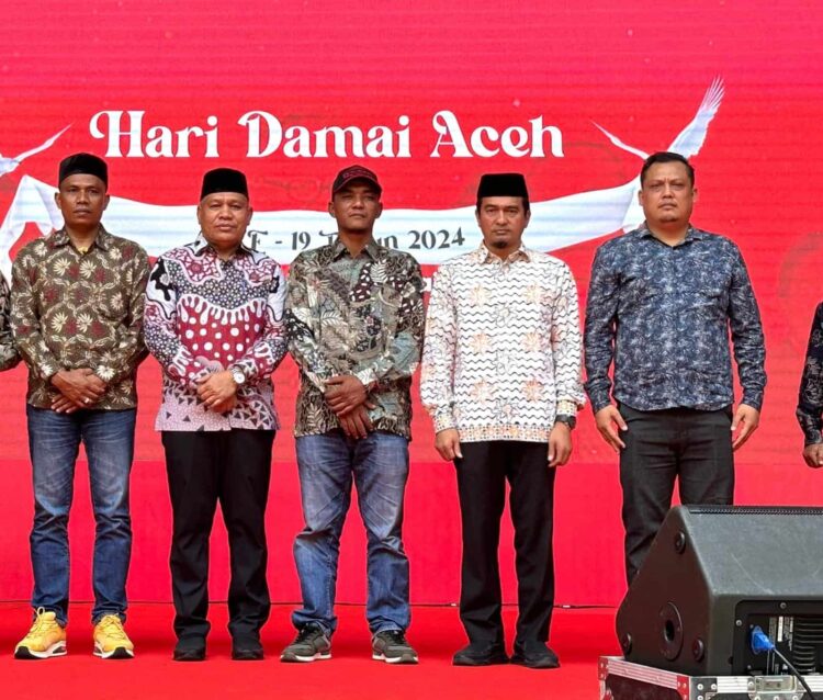 Ketua BRA Suhendri (kanan) yang sudah ditetapkan sebagai tersangka korupsi tampak hadir di lokasi acara peringatan 19 tahun Hari Damai Aceh di Taman Bustanussalatin atau Taman Sari Banda Aceh, Kamis (15/8). Foto: Istimewa